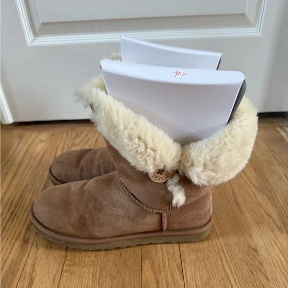 Ugg Bailey Button size 9 - Picture 3 of 8
